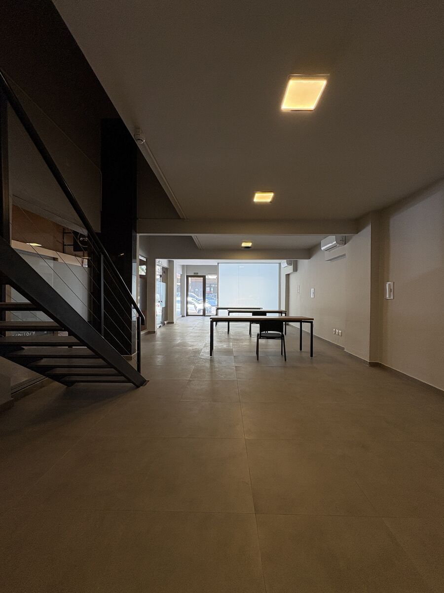 Sala 101, salão do térreo visto do fundo, com escada para o mezanino