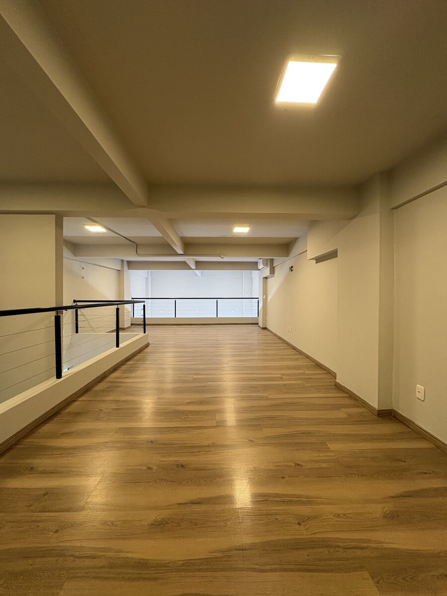Mezanino da Sala 101, com piso amadeirado