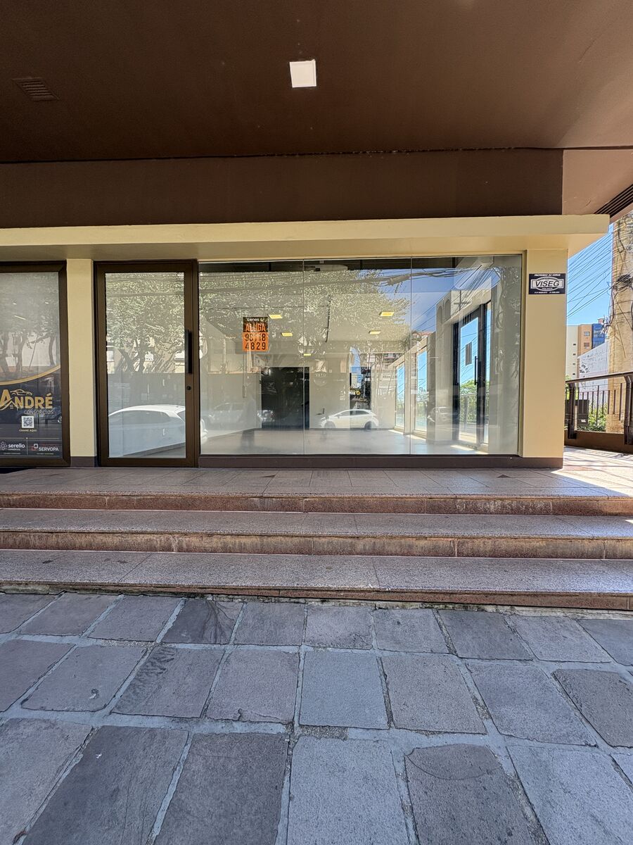 Fachada da Sala 112, vitrine de esquina no térreo