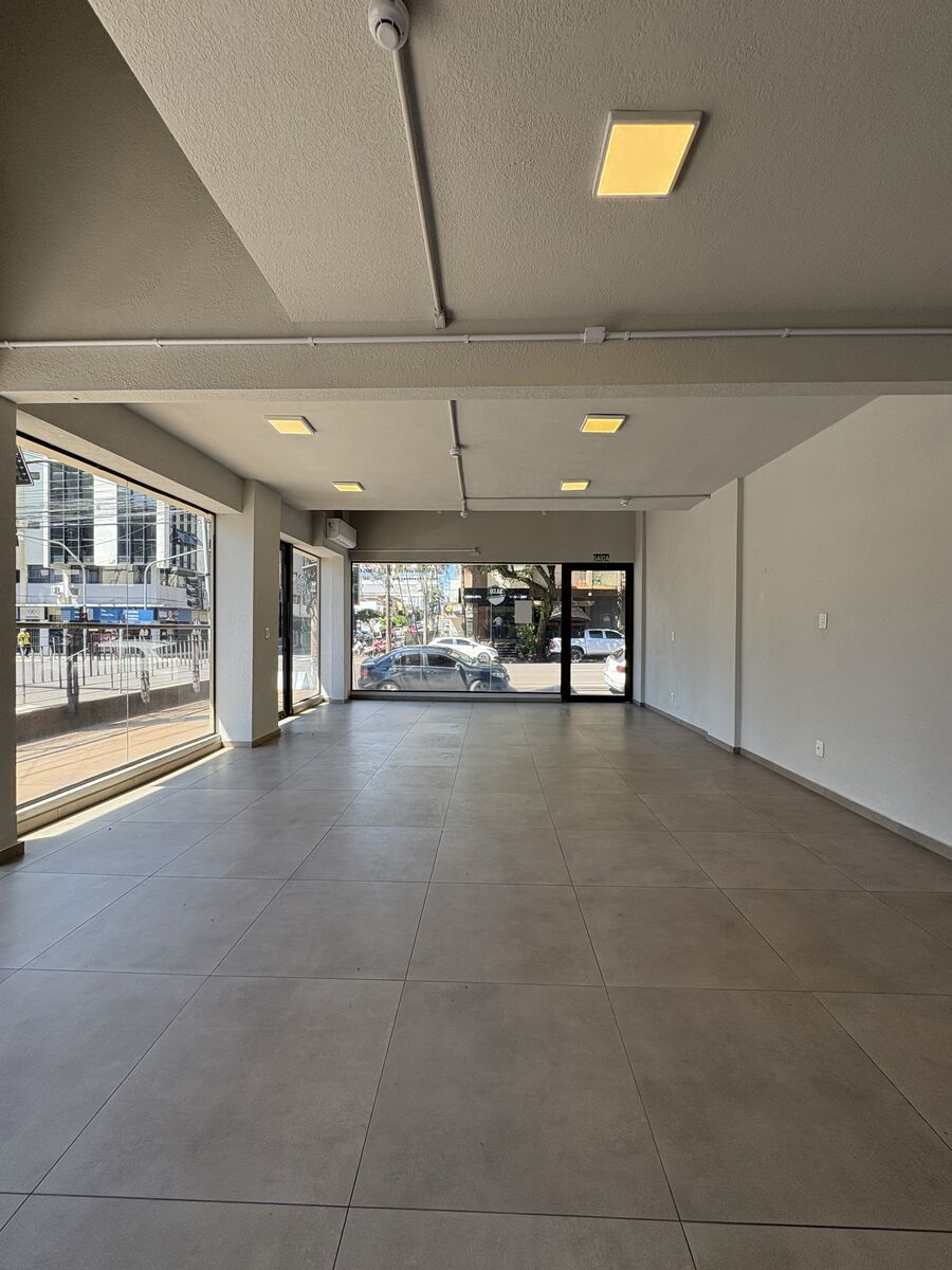 Sala 112, salão com vitrines para a rua