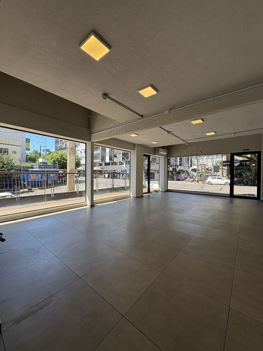 Sala 112, vitrines de esquina com vista para a avenida