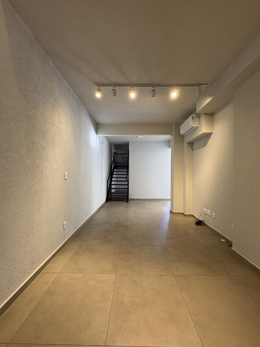 Sala 112, área de fundos com acesso ao mezanino