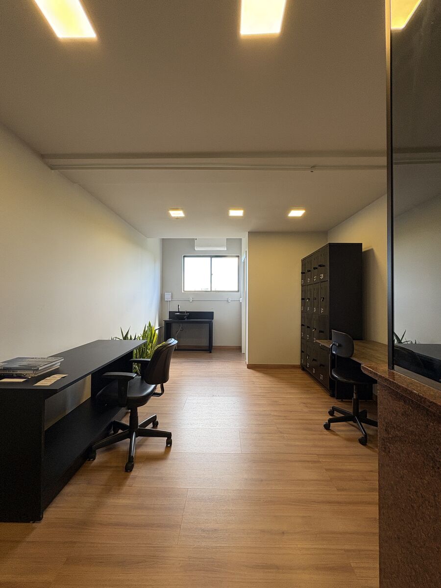Sala 210, ambiente de trabalho com mesas e armário
