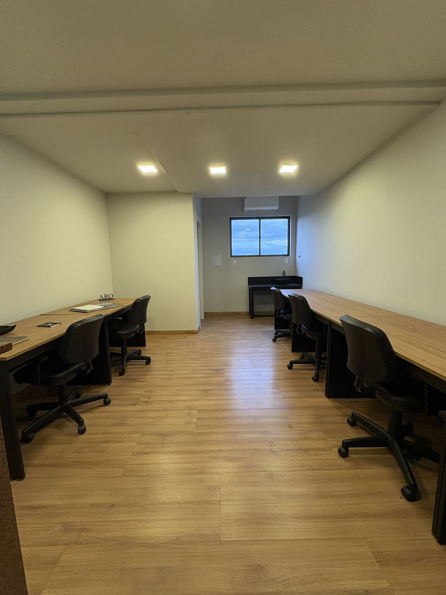 Sala 211 mobiliada, com mesas e cadeiras de escritório