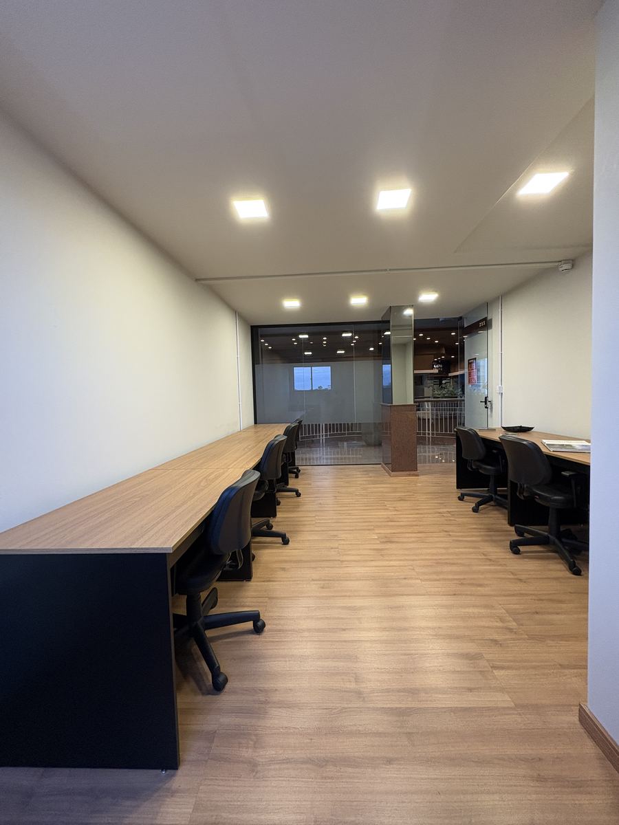 Sala 211, bancadas de trabalho e iluminação de LED